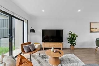 Steps to the Beach Cafes moderm stylish 3BR - 7