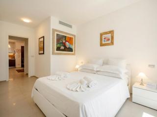 Elena's Garden Luxury Apartment - 8