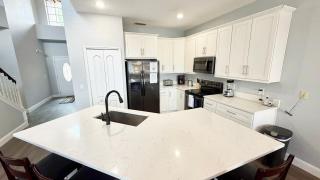 Modern Kitchen -Close To Parks - Tvs In All Rooms! - 5