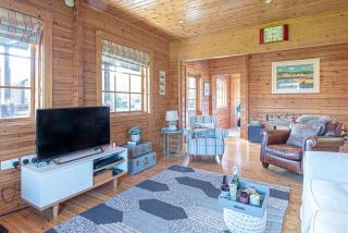 Scandi Cabin in Heart of Anglesey with Parking - 5