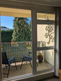 Coastal Apartment with Balcony & Free Parking ! - 0