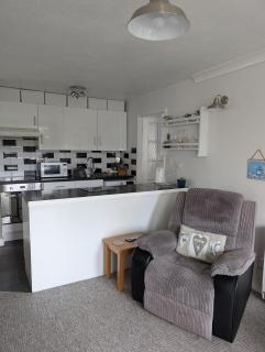 Coastal Apartment with Balcony & Free Parking ! - 4