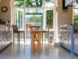 Chic Clock Tower with Gardens Close to Beaches - 7