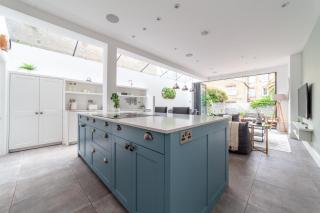 Impressive 5 Bed House in Clapham - 3