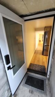 The Comfort Zone- Entire Private 1-bed Basement apt, Sauna, Hot Tub, 8 min Subway - 4