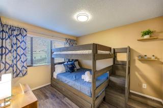 Serene Lakeside 2BR Sunset Views & Relaxing Stay - 3