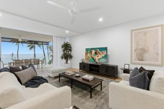 Amaroo - Luxury Apartment with Coral Sea Views - 4