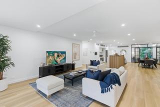 Amaroo - Luxury Apartment with Coral Sea Views - 2