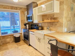 Comfortable Apartment 2BR Walk to Beach Apt1 - 3