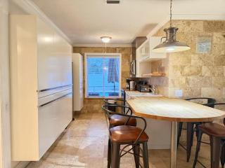 Comfortable Apartment 2BR Walk to Beach Apt1 - 5