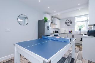 NEW Neat 4BR House, Pool Table, Free Parking - 4
