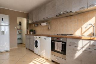 4 Bedroom Apartment for 8 Guests, 2 Bathrooms, Free Parking - 8