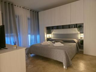 APT-Large Private Terrace - Sleeps 6 - Close to Bari Airport - Spacious and Relaxing-DDN House - 7