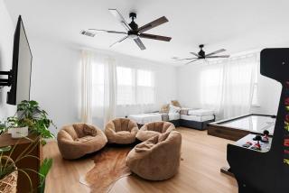 Botanist Retreat Pet-Friendly Austin Home Yard - 1
