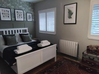 1-Bed Apartment - Sleeps 2 & Private Parking - 9