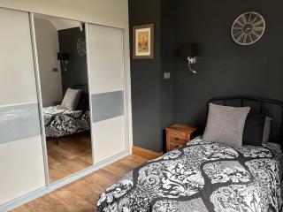 The Singles Motel - 7