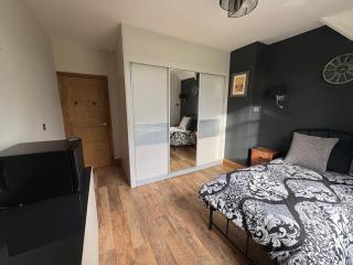 The Singles Motel - 9