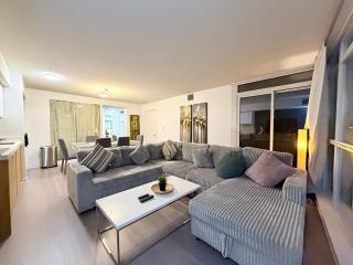 Spacious 2Bdrms & 2Baths with 3 real beds - 1