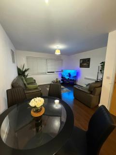 Modern Comfort Stylish City Stay - 3