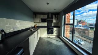 Modern Central Apartment with Views of the Quayside Sleep 6 Free Parking - 3