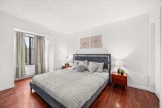 Downtown 3BR Oasis with Balcony & King Ensuite - 7