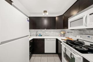 Downtown 3BR Oasis with Balcony & King Ensuite - 4