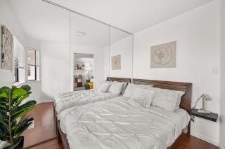 Downtown 3BR Oasis with Balcony & King Ensuite - 2