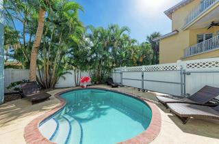 Flip Flop Inn - Dog Friendly, Pool, 1 Block to Beach - 0