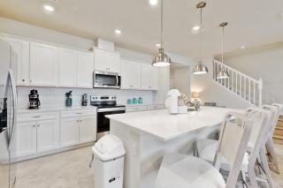 Beautiful home with private pool, space for the whole family & pets - 2