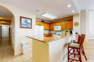 Lakefront retreat near attractions with lake view, AC, kitchen, pool & hot tub - 5