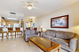 Lovely lakefront condo with lake view, kitchen, pool & hot tub near attractions - 9