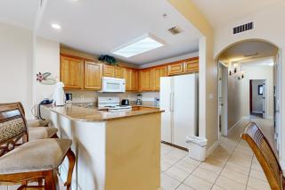Lovely lakefront condo with lake view, kitchen, pool & hot tub near attractions - 2