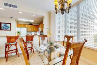 Lakefront retreat near attractions with lake view, AC, kitchen, pool & hot tub - 4