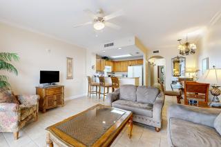 Lovely lakefront condo with lake view, kitchen, pool & hot tub near attractions - 6