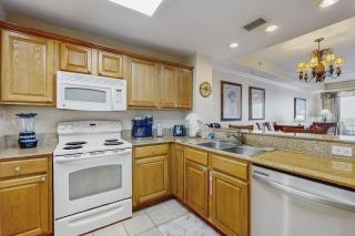 Lovely lakefront condo with lake view, kitchen, pool & hot tub near attractions - 5