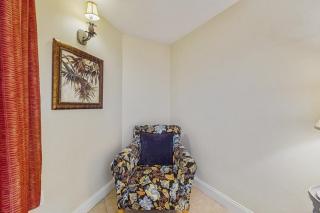 Lovely lakefront condo with lake view, kitchen, pool & hot tub near attractions - 1