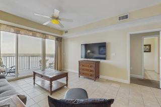 Lovely lakefront condo with lake view, kitchen, pool & hot tub near attractions - 6