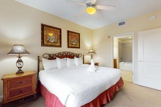 Lakefront retreat near attractions with lake view, AC, kitchen, pool & hot tub - 2