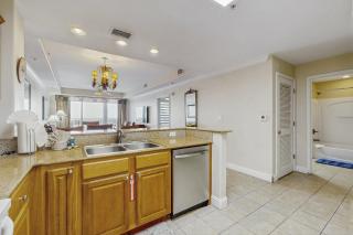 Lovely lakefront condo with lake view, kitchen, pool & hot tub near attractions - 4