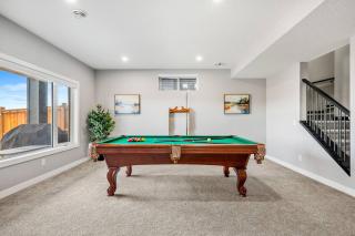 Spacious Family Retreat with Hot Tub, Pool Table, Gym - 1