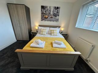 Stylish 6 Bed Home Sleeps 12 Parking NEC and JLR Nearby - 3