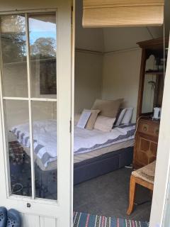 Small Private Guest cabin in lush green Dean area of Edinburgh - 9