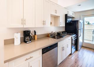 Modern One Bedroom Loft With Dining Area & Parking - 2