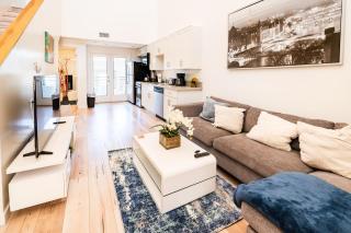 Chic 1-Bedroom Loft in Hollywood 10 Min From Downtown - 0