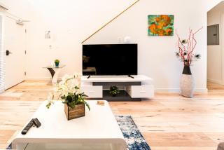 Chic 1-Bedroom Loft in Hollywood 10 Min From Downtown - 5