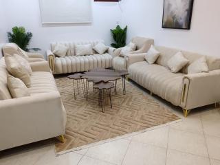 شقة عائلة مكونة من 4 غرفة نوم ومجلس وصاله 2 - 1