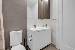 Stylish 1BR Retreat, Sleeps 4 - Downtown Core - 4