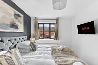 Detached House - Prime Location - Free Parking, Fast Wifi and Smart TVs with Sky TV and Netflix by Yoko Property - 3