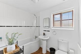 Detached House - Prime Location - Free Parking, Fast Wifi and Smart TVs with Sky TV and Netflix by Yoko Property - 2