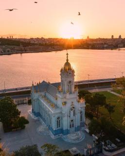 Newly-renovated apartment 3-BR, LR, 2 AC - 5